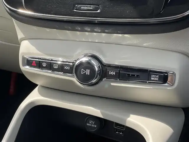 ボルボ ＸＣ４０ B4 AWD インスクリプション 三重県 2021(令3)年 2.8万km クリスタルホワイトP ワンオーナー/本革シート/パワーシート/シートヒーター/ハーマンカードンスピーカー/360度カメラ/純正ナビゲーション/Bluetooth接続/USB接続/フルセグ地上波TV/FM/AMラジオ/置くだけ充電/ETC/カープレイ/フットオープナー付電動リアゲート/City Safety（衝突回避・被害軽減ブレーキ）/ブラインドスポットモニター/ACC