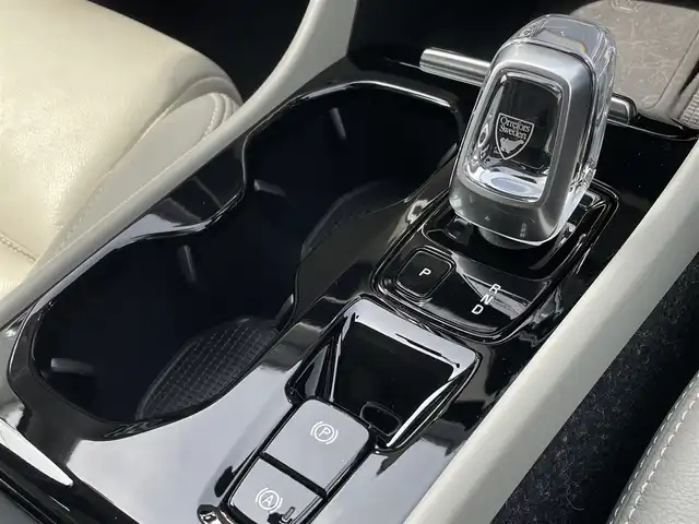 ボルボ ＸＣ４０ B4 AWD インスクリプション 三重県 2021(令3)年 2.8万km クリスタルホワイトP ワンオーナー/本革シート/パワーシート/シートヒーター/ハーマンカードンスピーカー/360度カメラ/純正ナビゲーション/Bluetooth接続/USB接続/フルセグ地上波TV/FM/AMラジオ/置くだけ充電/ETC/カープレイ/フットオープナー付電動リアゲート/City Safety（衝突回避・被害軽減ブレーキ）/ブラインドスポットモニター/ACC