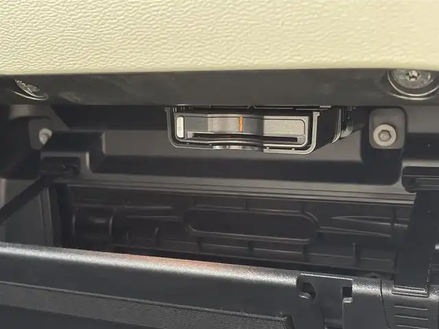ボルボ ＸＣ４０ B4 AWD インスクリプション 三重県 2021(令3)年 2.8万km クリスタルホワイトP ワンオーナー/本革シート/パワーシート/シートヒーター/ハーマンカードンスピーカー/360度カメラ/純正ナビゲーション/Bluetooth接続/USB接続/フルセグ地上波TV/FM/AMラジオ/置くだけ充電/ETC/カープレイ/フットオープナー付電動リアゲート/City Safety（衝突回避・被害軽減ブレーキ）/ブラインドスポットモニター/ACC