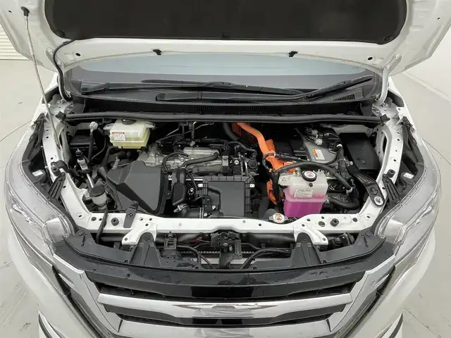 トヨタ エスクァイア ハイブリッド Gi プレミアムパッケージ ブラックテーラード 茨城県 2019(令1)年 5.4万km ホワイトパールクリスタルシャイン 純正9型ナビ/バックカメラ/フルセグ/TRDエアロ/TRDフロントグリル/AC100V/衝突被害軽減ブレーキ/車線逸脱抑制装置/クルーズコントロール/オートマチックハイビーム/クリアランスソナー/両側電動スライドドア/ETC2.0/シートヒーター/社外15インチAW/LEDヘッドライト/スマートキー