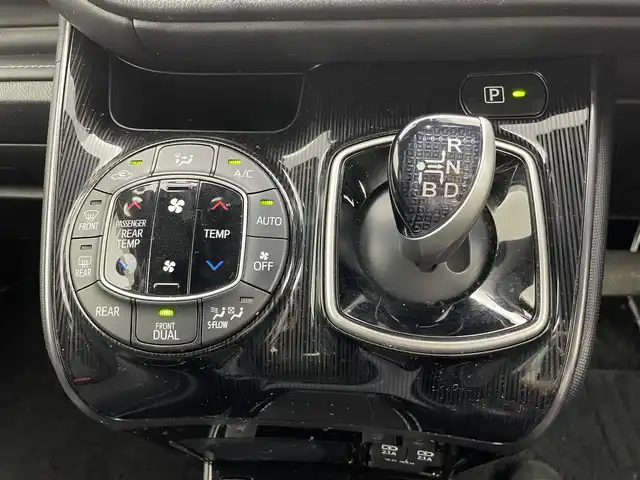 トヨタ エスクァイア ハイブリッド Gi プレミアムパッケージ ブラックテーラード 茨城県 2019(令1)年 5.4万km ホワイトパールクリスタルシャイン 純正9型ナビ/バックカメラ/フルセグ/TRDエアロ/TRDフロントグリル/AC100V/衝突被害軽減ブレーキ/車線逸脱抑制装置/クルーズコントロール/オートマチックハイビーム/クリアランスソナー/両側電動スライドドア/ETC2.0/シートヒーター/社外15インチAW/LEDヘッドライト/スマートキー