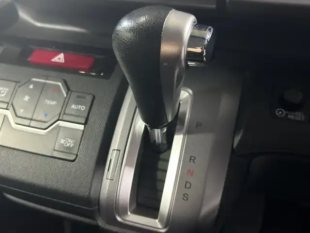 ホンダ ステップワゴン スパーダ Z 神奈川県 2013(平25)年 9万km プレミアムスパークルブラックパール 純正9インチナビ/バックカメラ/ビルトインETC/ステアリングリモコン/パドルシフト/オートエアコン/両側パワースライドドア/純正HIDヘッドライト/フォグランプ/純正16インチアルミホイール/横滑り防止機能/ヒルスタートアシスト/電動格納ウィンカーミラー/ドアバイザー