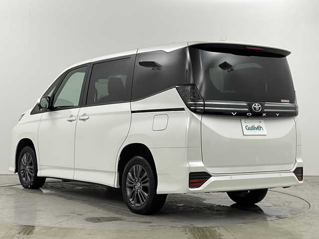 トヨタ ヴォクシー S－G 道央・札幌 2024(令6)年 0.7万km ホワイトパールクリスタルシャイン ・４WD  寒冷地仕様/・トヨタセーフティセンス/・レーダークルーズコントロール/・プリクラッシュセーフティ/・ブラインドスポットモニター/・純正ディスプレイオーディオナビ/・CD/DVD/フルセグTV/・Bluetooth接続/・バックカメラ/・両側パワースライドドア/・アイドリングストップ/・車線逸脱警報/・オートLEDライト/・オートマチックハイビーム/・ETC/・スマートキー