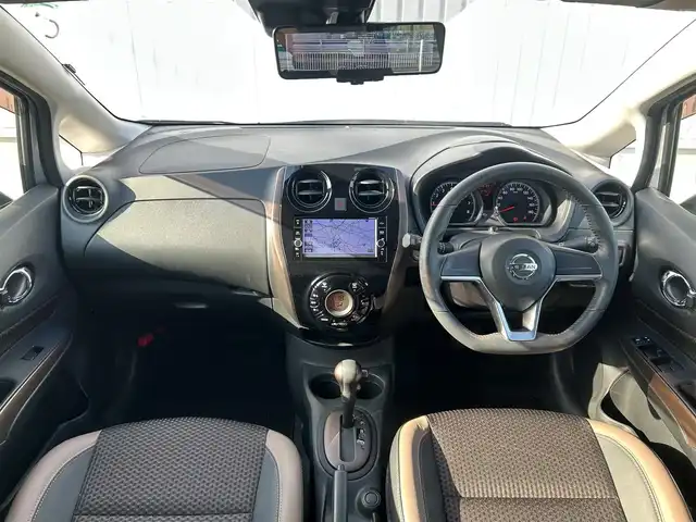 日産 ノート メダリスト X 群馬県 2018(平30)年 1.6万km ブリリアントシルバー 純正メモリーナビ/(フルセグTV/CD/DVD/Bluetooth/SD/FM/AM)/アラウンドビューモニター/コーナーセンサー/レーンキープアシスト/衝突軽減ブレーキ/横滑り防止装置/デジタルインナーミラー/純正ドラレコ（前方）/ハーフレザーシート/運転席アームレスト/ETC/LEDヘッドライト/オートライト/電動格納ウインカーミラー/純正フロアマット/純正ドアバイザー/アイドリングストップ/プッシュスタート/保証書/取扱説明書/スペアキー1本