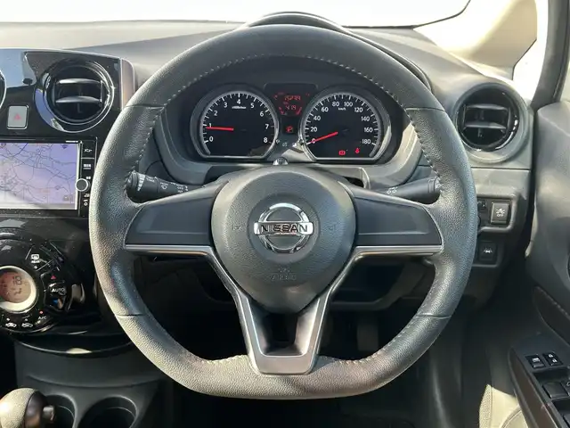日産 ノート メダリスト X 群馬県 2018(平30)年 1.6万km ブリリアントシルバー 純正メモリーナビ/(フルセグTV/CD/DVD/Bluetooth/SD/FM/AM)/アラウンドビューモニター/コーナーセンサー/レーンキープアシスト/衝突軽減ブレーキ/横滑り防止装置/デジタルインナーミラー/純正ドラレコ（前方）/ハーフレザーシート/運転席アームレスト/ETC/LEDヘッドライト/オートライト/電動格納ウインカーミラー/純正フロアマット/純正ドアバイザー/アイドリングストップ/プッシュスタート/保証書/取扱説明書/スペアキー1本