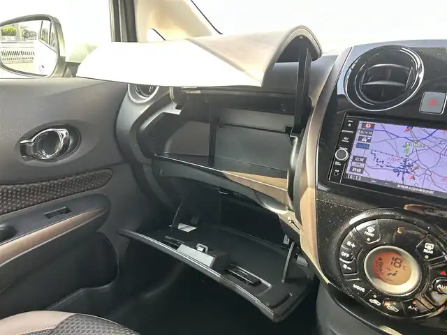 日産 ノート メダリスト X 群馬県 2018(平30)年 1.6万km ブリリアントシルバー 純正メモリーナビ/(フルセグTV/CD/DVD/Bluetooth/SD/FM/AM)/アラウンドビューモニター/コーナーセンサー/レーンキープアシスト/衝突軽減ブレーキ/横滑り防止装置/デジタルインナーミラー/純正ドラレコ（前方）/ハーフレザーシート/運転席アームレスト/ETC/LEDヘッドライト/オートライト/電動格納ウインカーミラー/純正フロアマット/純正ドアバイザー/アイドリングストップ/プッシュスタート/保証書/取扱説明書/スペアキー1本