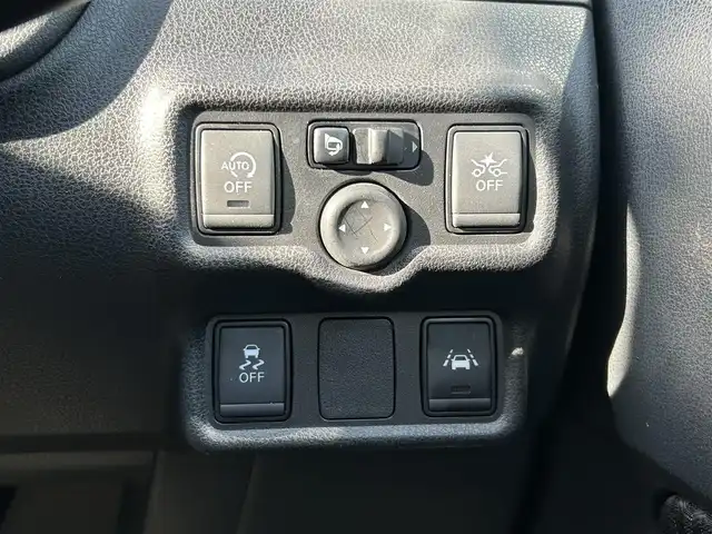 日産 ノート メダリスト X 群馬県 2018(平30)年 1.6万km ブリリアントシルバー 純正メモリーナビ/(フルセグTV/CD/DVD/Bluetooth/SD/FM/AM)/アラウンドビューモニター/コーナーセンサー/レーンキープアシスト/衝突軽減ブレーキ/横滑り防止装置/デジタルインナーミラー/純正ドラレコ（前方）/ハーフレザーシート/運転席アームレスト/ETC/LEDヘッドライト/オートライト/電動格納ウインカーミラー/純正フロアマット/純正ドアバイザー/アイドリングストップ/プッシュスタート/保証書/取扱説明書/スペアキー1本