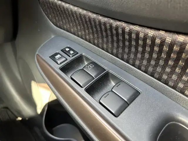 日産 ノート メダリスト X 群馬県 2018(平30)年 1.6万km ブリリアントシルバー 純正メモリーナビ/(フルセグTV/CD/DVD/Bluetooth/SD/FM/AM)/アラウンドビューモニター/コーナーセンサー/レーンキープアシスト/衝突軽減ブレーキ/横滑り防止装置/デジタルインナーミラー/純正ドラレコ（前方）/ハーフレザーシート/運転席アームレスト/ETC/LEDヘッドライト/オートライト/電動格納ウインカーミラー/純正フロアマット/純正ドアバイザー/アイドリングストップ/プッシュスタート/保証書/取扱説明書/スペアキー1本
