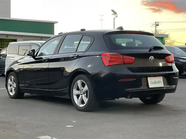 ＢＭＷ １１８ｄ スポーツ 東京都 2017(平29)年 14.2万km サファイアブラックP ユーザー買取車/純正ナビ/・AUX/CD/DVD/BT/USB/バックカメラ/追従クルコン/レーンキープアシスト/クリアランスソナー/harman/kardonサウンドシステム/横滑り防止装置/ドライブモード/ミラー一体型ＥＴＣ/アイドリングストップ/純正アルミ/Ｆフォグランプ/プッシュスタート