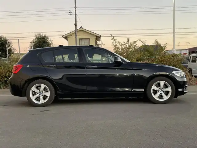 ＢＭＷ １１８ｄ スポーツ 東京都 2017(平29)年 14.2万km サファイアブラックP ユーザー買取車/純正ナビ/・AUX/CD/DVD/BT/USB/バックカメラ/追従クルコン/レーンキープアシスト/クリアランスソナー/harman/kardonサウンドシステム/横滑り防止装置/ドライブモード/ミラー一体型ＥＴＣ/アイドリングストップ/純正アルミ/Ｆフォグランプ/プッシュスタート