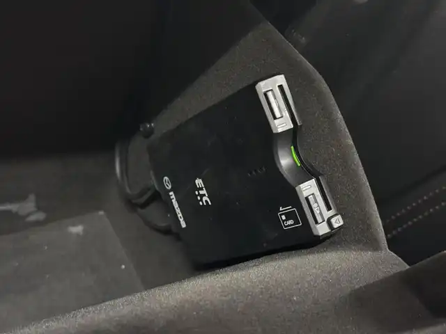 マツダ ＣＸ－５ XD Lパッケージ 三重県 2018(平30)年 6.6万km マシーングレープレミアムM ディーゼル・ターボ/FF/MTモード付フロア6AT/純正 8インチナビ/（FM/AM/aha/Stitcher/Bluetooth/USB/CD*/AUX/DVD*/TV*）/360°ビュー・モニター*/BOSEサウンドシステム*/ドライブレコーダー 前方/ETC/安全/●車間認知支援システム/●スマートブレーキサポート/●スマートシティブレーキサポート/●車線逸脱警報/●レーンキープアシストシステム/●レーダークルーズコントロール/●BSMシステム（RCTA機能付）/●交通標識認識システム/●ドライバーアテンションアラート/●パーキングセンサーシステム 前後*/装備/・本革シート（黒）/・パワーシート（D10way/N6way）/・シートヒーター（D/N/2nd左右）/・ステアリングヒーター/・パワーテールゲート/・アクティブドライビングディスプレイ（HUD）/・左右独立オートエアコン/・オートライト/・LEDヘッドランプ/・ハイビームコントロールシステム（HBC）/・レインセンサーワイパー/・電子パーキングブレーキ＆オートホールド/・ステアリングスイッチ/・プッシュスタート/・純正17inAW/・スマートキーx2/・保/取/ナビ取/など/*…メーカーOP
