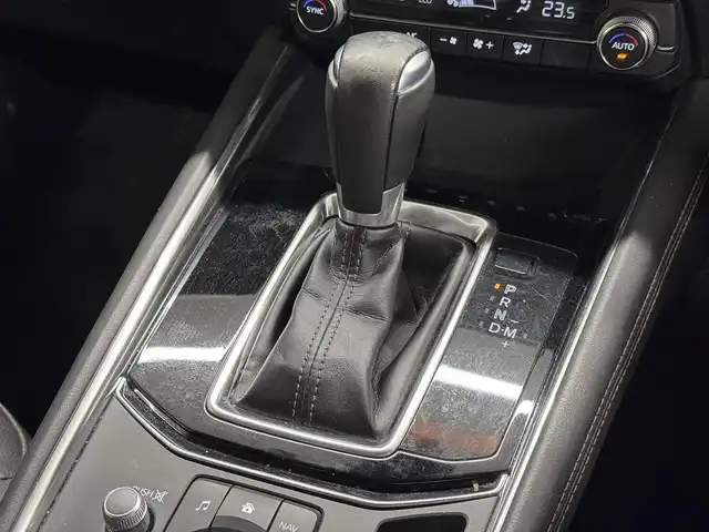 マツダ ＣＸ－５ XD Lパッケージ 三重県 2018(平30)年 6.6万km マシーングレープレミアムM ディーゼル・ターボ/FF/MTモード付フロア6AT/純正 8インチナビ/（FM/AM/aha/Stitcher/Bluetooth/USB/CD*/AUX/DVD*/TV*）/360°ビュー・モニター*/BOSEサウンドシステム*/ドライブレコーダー 前方/ETC/安全/●車間認知支援システム/●スマートブレーキサポート/●スマートシティブレーキサポート/●車線逸脱警報/●レーンキープアシストシステム/●レーダークルーズコントロール/●BSMシステム（RCTA機能付）/●交通標識認識システム/●ドライバーアテンションアラート/●パーキングセンサーシステム 前後*/装備/・本革シート（黒）/・パワーシート（D10way/N6way）/・シートヒーター（D/N/2nd左右）/・ステアリングヒーター/・パワーテールゲート/・アクティブドライビングディスプレイ（HUD）/・左右独立オートエアコン/・オートライト/・LEDヘッドランプ/・ハイビームコントロールシステム（HBC）/・レインセンサーワイパー/・電子パーキングブレーキ＆オートホールド/・ステアリングスイッチ/・プッシュスタート/・純正17inAW/・スマートキーx2/・保/取/ナビ取/など/*…メーカーOP