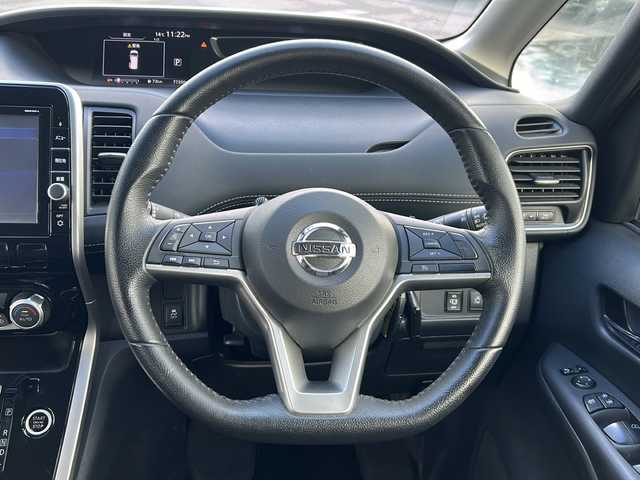 日産 セレナ ハイウェイスター 青森県 2017(平29)年 7.8万km ダイヤモンドブラック ・4WD/・純正9インチナビ/・純正フリップダウンモニター/・フルセグ/・Bluetooth/・エンジンスターター/・両側パワースライドドア/・衝突軽減ブレーキ/・レーンキープアシスト/・レーダークルーズコントロール/・プッシュスタート/・スマートキー/・ETC/・純正15AW/・純正LEDヘッドライト/・純正フォグライト