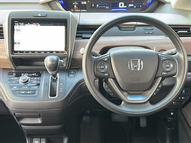 ホンダ フリード G 広島県 2022(令4)年 1.8万km クリスタルブラックパール 禁煙/純正9インチナビ/CD/DVD/DTV/Bluetooth/バックカメラ/両側パワースライドドア/シートヒーター/LEDオートライト/ビルトインETC/前後ドライブレコーダー/ステアリングスイッチ/純正アルミホイール/フロアマット/ドアバイザー/アイドリングストップ/スマートキー/スペアキー/プッシュスタート