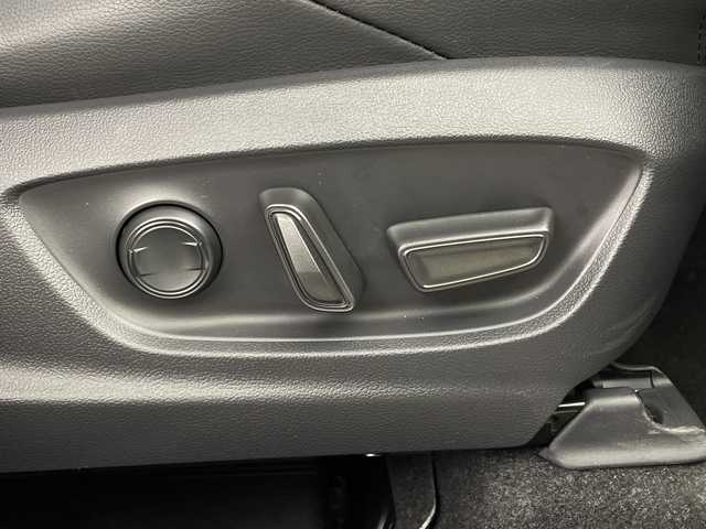 トヨタ カローラ クロス ハイブリッド Z 群馬県 2025(令7)年 0.1万km プラチナホワイトパールマイカ パノラマルーフ　/純正１０．５型ナビ　/全周囲カメラ　/トヨタチームメイト（アドバンストパーク＋パーキングサポートブレーキ）/ＢＳＭ　/＝＝＝＝＝＝＝＝＝＝＝＝＝＝＝＝＝＝＝＝＝＝＝/レザーシート　/シートヒーター／シートベンチレーション　/ＥＴＣ２．０　/ハンドルヒーター　/電動リアゲート　/ＬＥＤライト　/禁煙車