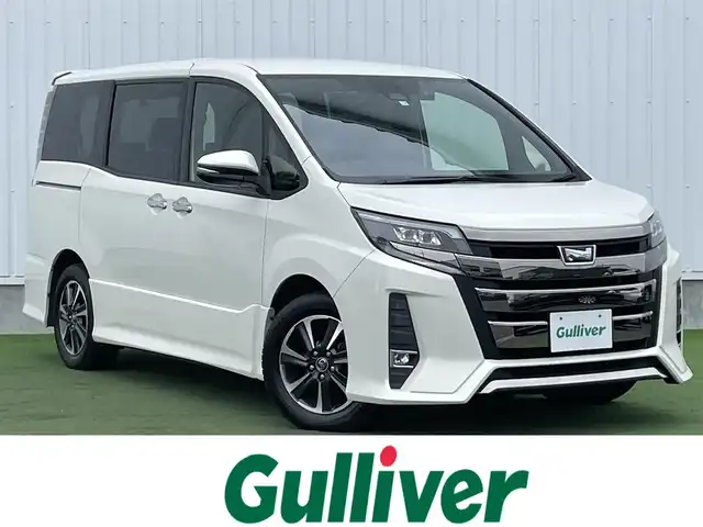 トヨタ ノア Si ダブルバイビー 香川県 2018(平30)年 5.9万km ラグジュアリーホワイトパールクリスタルシャインガラスフレーク 後期モデル/純正12.1インチフリップダウンモニター（V12T-R66C）/純正10インチディーラーナビ（NSZN-Z66T）/（CD/DVD/SD/MSV/Bluetooth/フルセグ）/バックカメラ/純正ビルトインETC/社外前後ドライブレコーダー（ZDR-015）/両側パワースライドドア/トヨタセーフティセンス/・プリクラッシュセーフティ/・レーンディパーチャーアラート/・オートマチックハイビーム/・先行車発進お知らせ/ハーフレザーシート/クルーズコントロール/アイドリングストップ/LEDヘッドランプ/LEDフォグランプ/純正16インチアルミホイール/リアオートエアコン/リアサンシェード/純正フロアマット/点検記録簿（R1.10/R3.4/R5.4/R6.3）/社外19インチAW付サマータイヤ4本車載/（225/40/R19、溝3mm)