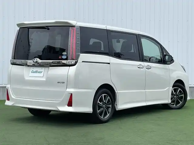 トヨタ ノア Si ダブルバイビー 香川県 2018(平30)年 5.9万km ラグジュアリーホワイトパールクリスタルシャインガラスフレーク 後期モデル/純正12.1インチフリップダウンモニター（V12T-R66C）/純正10インチディーラーナビ（NSZN-Z66T）/（CD/DVD/SD/MSV/Bluetooth/フルセグ）/バックカメラ/純正ビルトインETC/社外前後ドライブレコーダー（ZDR-015）/両側パワースライドドア/トヨタセーフティセンス/・プリクラッシュセーフティ/・レーンディパーチャーアラート/・オートマチックハイビーム/・先行車発進お知らせ/ハーフレザーシート/クルーズコントロール/アイドリングストップ/LEDヘッドランプ/LEDフォグランプ/純正16インチアルミホイール/リアオートエアコン/リアサンシェード/純正フロアマット/点検記録簿（R1.10/R3.4/R5.4/R6.3）/社外19インチAW付サマータイヤ4本車載/（225/40/R19、溝3mm)