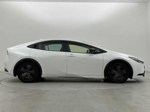 トヨタ プリウス U 群馬県 2023(令5)年 4万km プラチナホワイトパールマイカ ディスプレイオーディオ（コネクティッドナビ対応）/・8インチHDディスプレイ/・AM/FMチューナー、フルセグTV、USB入力（動画・音楽　再生/給電【Type-C】、Bluetooth(ハンズフリー/オーディオ）/・スマートフォン連携　/Apple Car Play/Andoroid Auto/Miracast/前席シートヒーター （3段階温度設定）/======/バックモニター /予防安全　Toyota Safety Sense/・プリクラッシュセーフティ/・レーントレーシングアシスト/レーンディパーチャーアラート/・レーダークルーズ（全車速追従機能付）/・オートマチックハイビーム/・ロードサインアシスト/・ドライバー異常時対応システム/・プロアクティブドライビングアシスト/・発進遅れ告知機能/ビルトインETC2.0/スマートキー /プッシュスタート/LEDヘッドライト/オートライト