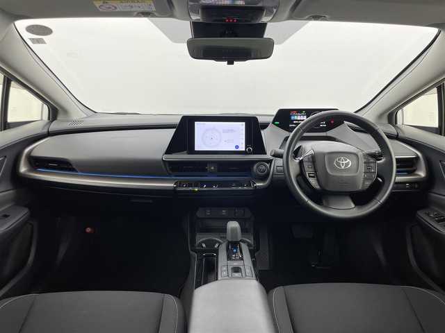 トヨタ プリウス U 群馬県 2023(令5)年 4万km プラチナホワイトパールマイカ ディスプレイオーディオ（コネクティッドナビ対応）/・8インチHDディスプレイ/・AM/FMチューナー、フルセグTV、USB入力（動画・音楽　再生/給電【Type-C】、Bluetooth(ハンズフリー/オーディオ）/・スマートフォン連携　/Apple Car Play/Andoroid Auto/Miracast/前席シートヒーター （3段階温度設定）/======/バックモニター /予防安全　Toyota Safety Sense/・プリクラッシュセーフティ/・レーントレーシングアシスト/レーンディパーチャーアラート/・レーダークルーズ（全車速追従機能付）/・オートマチックハイビーム/・ロードサインアシスト/・ドライバー異常時対応システム/・プロアクティブドライビングアシスト/・発進遅れ告知機能/ビルトインETC2.0/スマートキー /プッシュスタート/LEDヘッドライト/オートライト