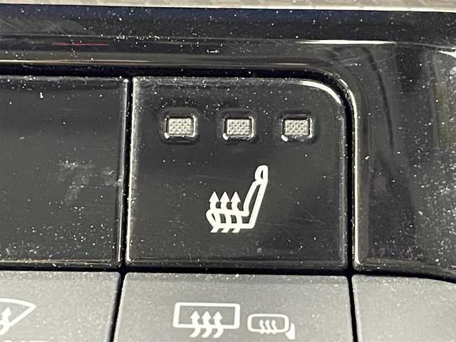 トヨタ プリウス U 群馬県 2023(令5)年 4万km プラチナホワイトパールマイカ ディスプレイオーディオ（コネクティッドナビ対応）/・8インチHDディスプレイ/・AM/FMチューナー、フルセグTV、USB入力（動画・音楽　再生/給電【Type-C】、Bluetooth(ハンズフリー/オーディオ）/・スマートフォン連携　/Apple Car Play/Andoroid Auto/Miracast/前席シートヒーター （3段階温度設定）/======/バックモニター /予防安全　Toyota Safety Sense/・プリクラッシュセーフティ/・レーントレーシングアシスト/レーンディパーチャーアラート/・レーダークルーズ（全車速追従機能付）/・オートマチックハイビーム/・ロードサインアシスト/・ドライバー異常時対応システム/・プロアクティブドライビングアシスト/・発進遅れ告知機能/ビルトインETC2.0/スマートキー /プッシュスタート/LEDヘッドライト/オートライト