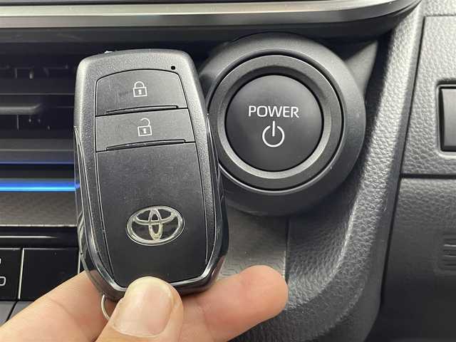 トヨタ プリウス U 群馬県 2023(令5)年 4万km プラチナホワイトパールマイカ ディスプレイオーディオ（コネクティッドナビ対応）/・8インチHDディスプレイ/・AM/FMチューナー、フルセグTV、USB入力（動画・音楽　再生/給電【Type-C】、Bluetooth(ハンズフリー/オーディオ）/・スマートフォン連携　/Apple Car Play/Andoroid Auto/Miracast/前席シートヒーター （3段階温度設定）/======/バックモニター /予防安全　Toyota Safety Sense/・プリクラッシュセーフティ/・レーントレーシングアシスト/レーンディパーチャーアラート/・レーダークルーズ（全車速追従機能付）/・オートマチックハイビーム/・ロードサインアシスト/・ドライバー異常時対応システム/・プロアクティブドライビングアシスト/・発進遅れ告知機能/ビルトインETC2.0/スマートキー /プッシュスタート/LEDヘッドライト/オートライト