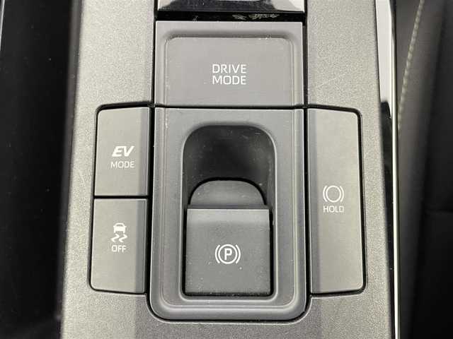 トヨタ プリウス U 群馬県 2023(令5)年 4万km プラチナホワイトパールマイカ ディスプレイオーディオ（コネクティッドナビ対応）/・8インチHDディスプレイ/・AM/FMチューナー、フルセグTV、USB入力（動画・音楽　再生/給電【Type-C】、Bluetooth(ハンズフリー/オーディオ）/・スマートフォン連携　/Apple Car Play/Andoroid Auto/Miracast/前席シートヒーター （3段階温度設定）/======/バックモニター /予防安全　Toyota Safety Sense/・プリクラッシュセーフティ/・レーントレーシングアシスト/レーンディパーチャーアラート/・レーダークルーズ（全車速追従機能付）/・オートマチックハイビーム/・ロードサインアシスト/・ドライバー異常時対応システム/・プロアクティブドライビングアシスト/・発進遅れ告知機能/ビルトインETC2.0/スマートキー /プッシュスタート/LEDヘッドライト/オートライト