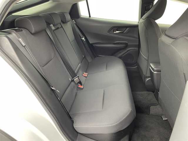 トヨタ プリウス U 群馬県 2023(令5)年 4万km プラチナホワイトパールマイカ ディスプレイオーディオ（コネクティッドナビ対応）/・8インチHDディスプレイ/・AM/FMチューナー、フルセグTV、USB入力（動画・音楽　再生/給電【Type-C】、Bluetooth(ハンズフリー/オーディオ）/・スマートフォン連携　/Apple Car Play/Andoroid Auto/Miracast/前席シートヒーター （3段階温度設定）/======/バックモニター /予防安全　Toyota Safety Sense/・プリクラッシュセーフティ/・レーントレーシングアシスト/レーンディパーチャーアラート/・レーダークルーズ（全車速追従機能付）/・オートマチックハイビーム/・ロードサインアシスト/・ドライバー異常時対応システム/・プロアクティブドライビングアシスト/・発進遅れ告知機能/ビルトインETC2.0/スマートキー /プッシュスタート/LEDヘッドライト/オートライト