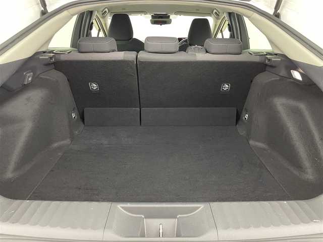 トヨタ プリウス U 群馬県 2023(令5)年 4万km プラチナホワイトパールマイカ ディスプレイオーディオ（コネクティッドナビ対応）/・8インチHDディスプレイ/・AM/FMチューナー、フルセグTV、USB入力（動画・音楽　再生/給電【Type-C】、Bluetooth(ハンズフリー/オーディオ）/・スマートフォン連携　/Apple Car Play/Andoroid Auto/Miracast/前席シートヒーター （3段階温度設定）/======/バックモニター /予防安全　Toyota Safety Sense/・プリクラッシュセーフティ/・レーントレーシングアシスト/レーンディパーチャーアラート/・レーダークルーズ（全車速追従機能付）/・オートマチックハイビーム/・ロードサインアシスト/・ドライバー異常時対応システム/・プロアクティブドライビングアシスト/・発進遅れ告知機能/ビルトインETC2.0/スマートキー /プッシュスタート/LEDヘッドライト/オートライト