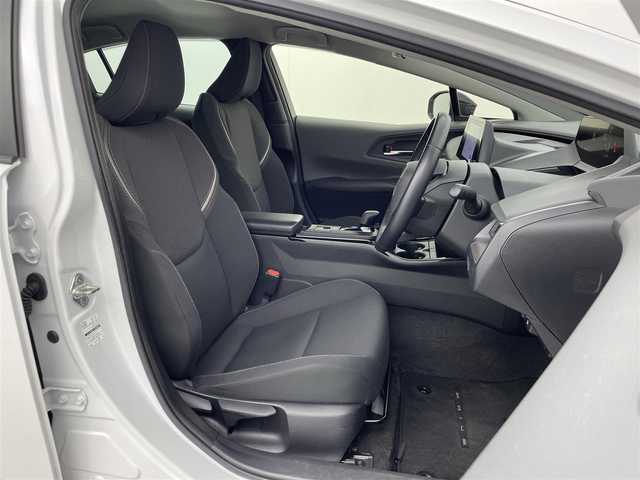 トヨタ プリウス U 群馬県 2023(令5)年 4万km プラチナホワイトパールマイカ ディスプレイオーディオ（コネクティッドナビ対応）/・8インチHDディスプレイ/・AM/FMチューナー、フルセグTV、USB入力（動画・音楽　再生/給電【Type-C】、Bluetooth(ハンズフリー/オーディオ）/・スマートフォン連携　/Apple Car Play/Andoroid Auto/Miracast/前席シートヒーター （3段階温度設定）/======/バックモニター /予防安全　Toyota Safety Sense/・プリクラッシュセーフティ/・レーントレーシングアシスト/レーンディパーチャーアラート/・レーダークルーズ（全車速追従機能付）/・オートマチックハイビーム/・ロードサインアシスト/・ドライバー異常時対応システム/・プロアクティブドライビングアシスト/・発進遅れ告知機能/ビルトインETC2.0/スマートキー /プッシュスタート/LEDヘッドライト/オートライト