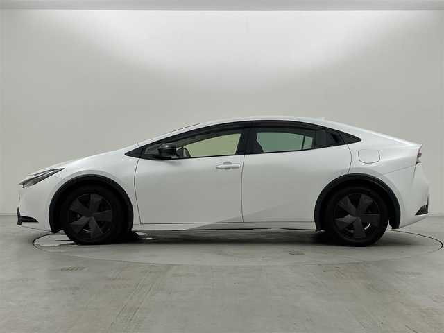 トヨタ プリウス U 群馬県 2023(令5)年 4万km プラチナホワイトパールマイカ ディスプレイオーディオ（コネクティッドナビ対応）/・8インチHDディスプレイ/・AM/FMチューナー、フルセグTV、USB入力（動画・音楽　再生/給電【Type-C】、Bluetooth(ハンズフリー/オーディオ）/・スマートフォン連携　/Apple Car Play/Andoroid Auto/Miracast/前席シートヒーター （3段階温度設定）/======/バックモニター /予防安全　Toyota Safety Sense/・プリクラッシュセーフティ/・レーントレーシングアシスト/レーンディパーチャーアラート/・レーダークルーズ（全車速追従機能付）/・オートマチックハイビーム/・ロードサインアシスト/・ドライバー異常時対応システム/・プロアクティブドライビングアシスト/・発進遅れ告知機能/ビルトインETC2.0/スマートキー /プッシュスタート/LEDヘッドライト/オートライト