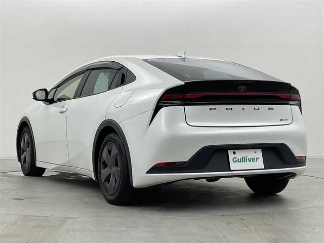 トヨタ プリウス U 群馬県 2023(令5)年 4万km プラチナホワイトパールマイカ ディスプレイオーディオ（コネクティッドナビ対応）/・8インチHDディスプレイ/・AM/FMチューナー、フルセグTV、USB入力（動画・音楽　再生/給電【Type-C】、Bluetooth(ハンズフリー/オーディオ）/・スマートフォン連携　/Apple Car Play/Andoroid Auto/Miracast/前席シートヒーター （3段階温度設定）/======/バックモニター /予防安全　Toyota Safety Sense/・プリクラッシュセーフティ/・レーントレーシングアシスト/レーンディパーチャーアラート/・レーダークルーズ（全車速追従機能付）/・オートマチックハイビーム/・ロードサインアシスト/・ドライバー異常時対応システム/・プロアクティブドライビングアシスト/・発進遅れ告知機能/ビルトインETC2.0/スマートキー /プッシュスタート/LEDヘッドライト/オートライト