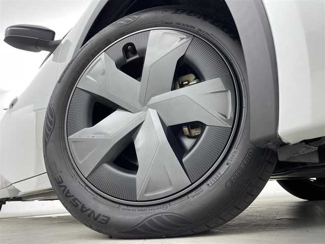 トヨタ プリウス U 群馬県 2023(令5)年 4万km プラチナホワイトパールマイカ ディスプレイオーディオ（コネクティッドナビ対応）/・8インチHDディスプレイ/・AM/FMチューナー、フルセグTV、USB入力（動画・音楽　再生/給電【Type-C】、Bluetooth(ハンズフリー/オーディオ）/・スマートフォン連携　/Apple Car Play/Andoroid Auto/Miracast/前席シートヒーター （3段階温度設定）/======/バックモニター /予防安全　Toyota Safety Sense/・プリクラッシュセーフティ/・レーントレーシングアシスト/レーンディパーチャーアラート/・レーダークルーズ（全車速追従機能付）/・オートマチックハイビーム/・ロードサインアシスト/・ドライバー異常時対応システム/・プロアクティブドライビングアシスト/・発進遅れ告知機能/ビルトインETC2.0/スマートキー /プッシュスタート/LEDヘッドライト/オートライト