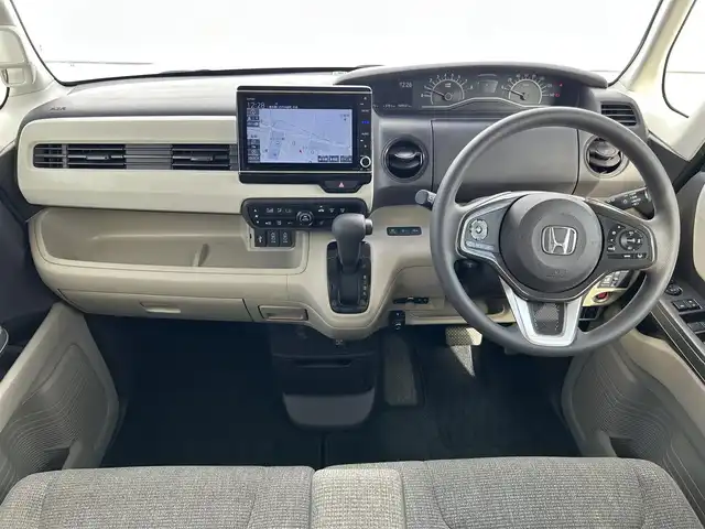 ホンダ Ｎ ＢＯＸ G L ホンダセンシング 熊本県 2019(令1)年 5万km ブリティッシュグリーンP 純正ナビ/・AM/FM/CD/DVD/BT/USB/・フルセグTV/バックカメラ/ホンダセンシング/・衝突軽減ブレーキ/・レーンキープアシスト/・先行車発進お知らせ/・標識検知機能/・オートハイビーム/・レーダークルーズコントロール/片側電動スライドドア/ドライブレコーダー/LEDヘッドライト/横滑り防止装置/ETC/前席シートヒーター/後席ロールサンシェード/電動格納ミラー/ウインカーミラー/ドアバイザー/純正フロアマット/純正アルミホイール