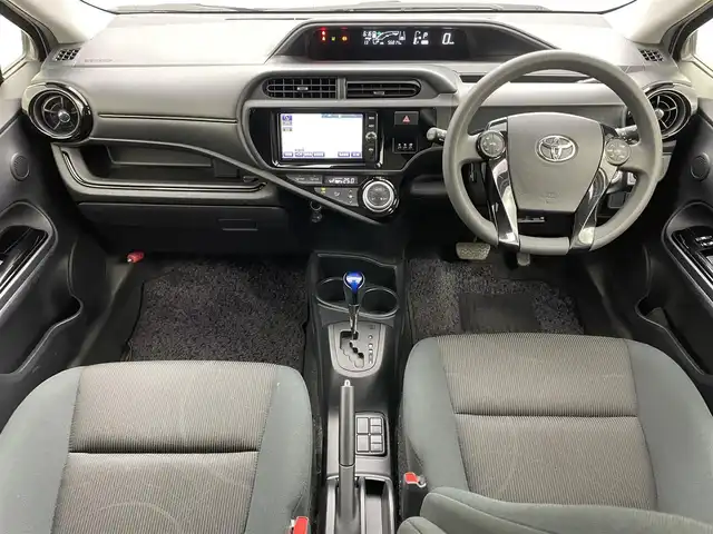 トヨタ アクア S スタイルブラック 岡山県 2016(平28)年 5.7万km ホワイトパールクリスタルシャイン 純正ナビ【NSZT-W66T】/・FM/AM/フルセグ/Bluetooth/CD/DVD/バックカメラ/ビルトインETC/トヨタセーフティセンス/・プリクラッシュセーフティ/・レーンキープアシスト/・オートマチックハイビーム/LEDヘッドライト/・フォグライト/純正フロアマット/社外アルミ/スマートキー/・プッシュスタート