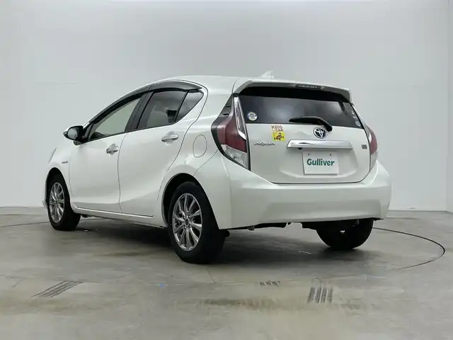 トヨタ アクア S スタイルブラック 岡山県 2016(平28)年 5.7万km ホワイトパールクリスタルシャイン 純正ナビ【NSZT-W66T】/・FM/AM/フルセグ/Bluetooth/CD/DVD/バックカメラ/ビルトインETC/トヨタセーフティセンス/・プリクラッシュセーフティ/・レーンキープアシスト/・オートマチックハイビーム/LEDヘッドライト/・フォグライト/純正フロアマット/社外アルミ/スマートキー/・プッシュスタート