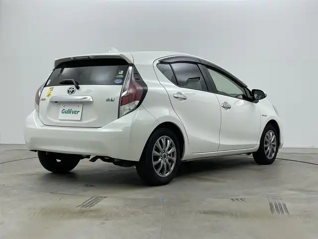 トヨタ アクア S スタイルブラック 岡山県 2016(平28)年 5.7万km ホワイトパールクリスタルシャイン 純正ナビ【NSZT-W66T】/・FM/AM/フルセグ/Bluetooth/CD/DVD/バックカメラ/ビルトインETC/トヨタセーフティセンス/・プリクラッシュセーフティ/・レーンキープアシスト/・オートマチックハイビーム/LEDヘッドライト/・フォグライト/純正フロアマット/社外アルミ/スマートキー/・プッシュスタート