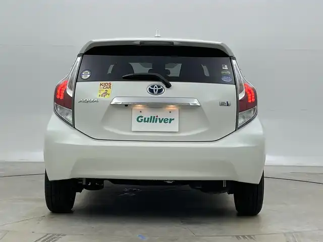 トヨタ アクア S スタイルブラック 岡山県 2016(平28)年 5.7万km ホワイトパールクリスタルシャイン 純正ナビ【NSZT-W66T】/・FM/AM/フルセグ/Bluetooth/CD/DVD/バックカメラ/ビルトインETC/トヨタセーフティセンス/・プリクラッシュセーフティ/・レーンキープアシスト/・オートマチックハイビーム/LEDヘッドライト/・フォグライト/純正フロアマット/社外アルミ/スマートキー/・プッシュスタート