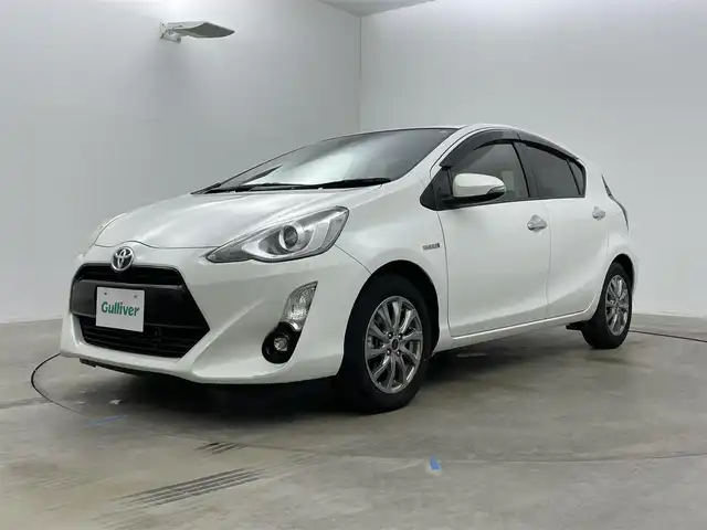 トヨタ アクア S スタイルブラック 岡山県 2016(平28)年 5.7万km ホワイトパールクリスタルシャイン 純正ナビ【NSZT-W66T】/・FM/AM/フルセグ/Bluetooth/CD/DVD/バックカメラ/ビルトインETC/トヨタセーフティセンス/・プリクラッシュセーフティ/・レーンキープアシスト/・オートマチックハイビーム/LEDヘッドライト/・フォグライト/純正フロアマット/社外アルミ/スマートキー/・プッシュスタート