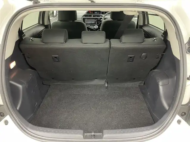 トヨタ アクア S スタイルブラック 岡山県 2016(平28)年 5.7万km ホワイトパールクリスタルシャイン 純正ナビ【NSZT-W66T】/・FM/AM/フルセグ/Bluetooth/CD/DVD/バックカメラ/ビルトインETC/トヨタセーフティセンス/・プリクラッシュセーフティ/・レーンキープアシスト/・オートマチックハイビーム/LEDヘッドライト/・フォグライト/純正フロアマット/社外アルミ/スマートキー/・プッシュスタート