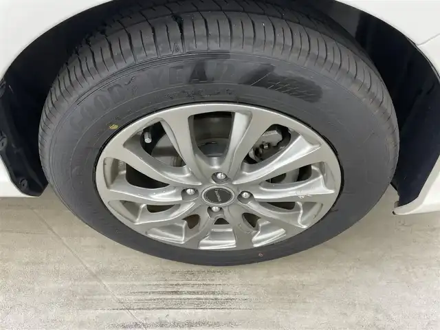 トヨタ アクア S スタイルブラック 岡山県 2016(平28)年 5.7万km ホワイトパールクリスタルシャイン 純正ナビ【NSZT-W66T】/・FM/AM/フルセグ/Bluetooth/CD/DVD/バックカメラ/ビルトインETC/トヨタセーフティセンス/・プリクラッシュセーフティ/・レーンキープアシスト/・オートマチックハイビーム/LEDヘッドライト/・フォグライト/純正フロアマット/社外アルミ/スマートキー/・プッシュスタート