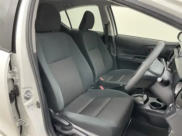 トヨタ アクア S スタイルブラック 岡山県 2016(平28)年 5.7万km ホワイトパールクリスタルシャイン 純正ナビ【NSZT-W66T】/・FM/AM/フルセグ/Bluetooth/CD/DVD/バックカメラ/ビルトインETC/トヨタセーフティセンス/・プリクラッシュセーフティ/・レーンキープアシスト/・オートマチックハイビーム/LEDヘッドライト/・フォグライト/純正フロアマット/社外アルミ/スマートキー/・プッシュスタート