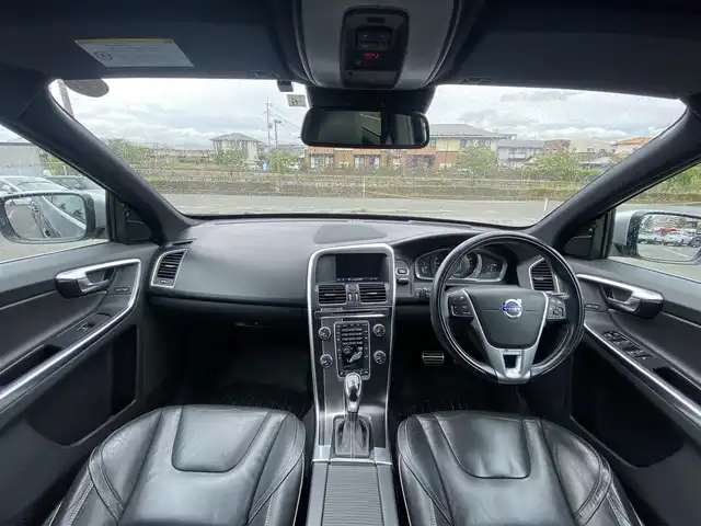 ボルボ ＸＣ６０ T5 Rデザイン 福岡県 2014(平26)年 6.8万km 黒 ・アクティブクルーズコントロール/・純正HDDナビ/USB/AUX/CD/・バックカメラ/・黒革シート/シートヒーター/・社外ETC/・純正20AW/・プッシュスタート/・パーキングアシスト/・スマートキー/・フルフラットシート/・パワーシート/・レーンキープアシスト/・オートライト/・取扱説明書
