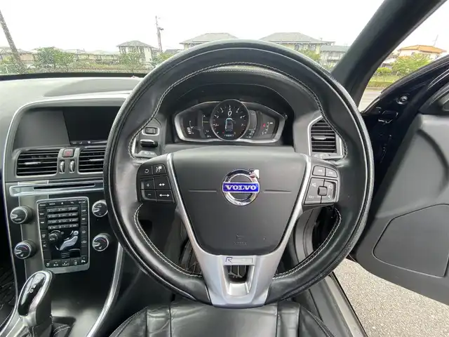 ボルボ ＸＣ６０ T5 Rデザイン 福岡県 2014(平26)年 6.8万km 黒 ・アクティブクルーズコントロール/・純正HDDナビ/USB/AUX/CD/・バックカメラ/・黒革シート/シートヒーター/・社外ETC/・純正20AW/・プッシュスタート/・パーキングアシスト/・スマートキー/・フルフラットシート/・パワーシート/・レーンキープアシスト/・オートライト/・取扱説明書