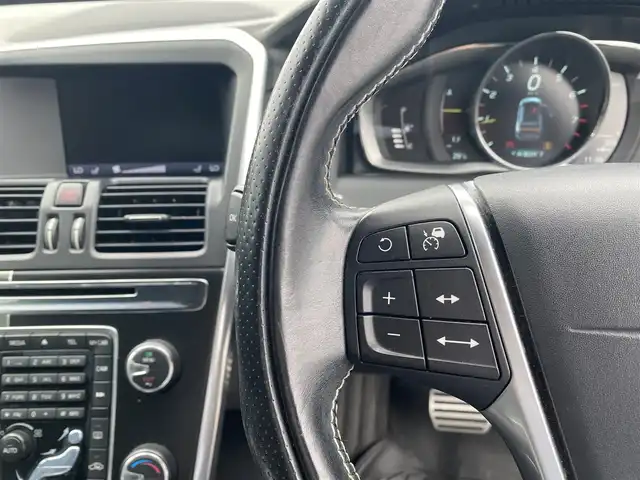 ボルボ ＸＣ６０ T5 Rデザイン 福岡県 2014(平26)年 6.8万km 黒 ・アクティブクルーズコントロール/・純正HDDナビ/USB/AUX/CD/・バックカメラ/・黒革シート/シートヒーター/・社外ETC/・純正20AW/・プッシュスタート/・パーキングアシスト/・スマートキー/・フルフラットシート/・パワーシート/・レーンキープアシスト/・オートライト/・取扱説明書