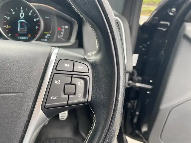ボルボ ＸＣ６０ T5 Rデザイン 福岡県 2014(平26)年 6.8万km 黒 ・アクティブクルーズコントロール/・純正HDDナビ/USB/AUX/CD/・バックカメラ/・黒革シート/シートヒーター/・社外ETC/・純正20AW/・プッシュスタート/・パーキングアシスト/・スマートキー/・フルフラットシート/・パワーシート/・レーンキープアシスト/・オートライト/・取扱説明書