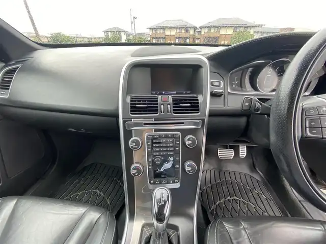 ボルボ ＸＣ６０ T5 Rデザイン 福岡県 2014(平26)年 6.8万km 黒 ・アクティブクルーズコントロール/・純正HDDナビ/USB/AUX/CD/・バックカメラ/・黒革シート/シートヒーター/・社外ETC/・純正20AW/・プッシュスタート/・パーキングアシスト/・スマートキー/・フルフラットシート/・パワーシート/・レーンキープアシスト/・オートライト/・取扱説明書