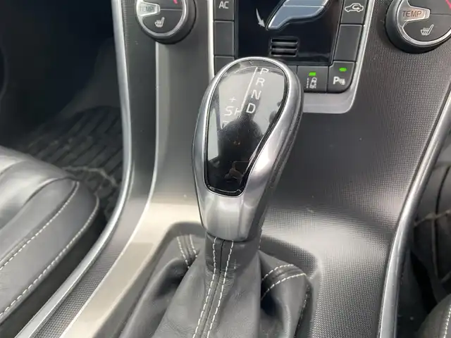 ボルボ ＸＣ６０ T5 Rデザイン 福岡県 2014(平26)年 6.8万km 黒 ・アクティブクルーズコントロール/・純正HDDナビ/USB/AUX/CD/・バックカメラ/・黒革シート/シートヒーター/・社外ETC/・純正20AW/・プッシュスタート/・パーキングアシスト/・スマートキー/・フルフラットシート/・パワーシート/・レーンキープアシスト/・オートライト/・取扱説明書