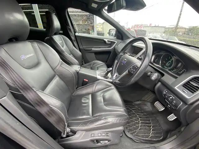 ボルボ ＸＣ６０ T5 Rデザイン 福岡県 2014(平26)年 6.8万km 黒 ・アクティブクルーズコントロール/・純正HDDナビ/USB/AUX/CD/・バックカメラ/・黒革シート/シートヒーター/・社外ETC/・純正20AW/・プッシュスタート/・パーキングアシスト/・スマートキー/・フルフラットシート/・パワーシート/・レーンキープアシスト/・オートライト/・取扱説明書