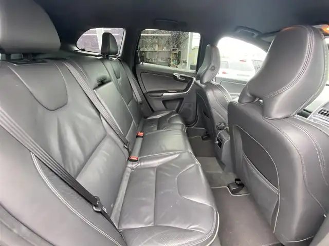ボルボ ＸＣ６０ T5 Rデザイン 福岡県 2014(平26)年 6.8万km 黒 ・アクティブクルーズコントロール/・純正HDDナビ/USB/AUX/CD/・バックカメラ/・黒革シート/シートヒーター/・社外ETC/・純正20AW/・プッシュスタート/・パーキングアシスト/・スマートキー/・フルフラットシート/・パワーシート/・レーンキープアシスト/・オートライト/・取扱説明書