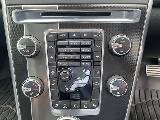 ボルボ ＸＣ６０ T5 Rデザイン 福岡県 2014(平26)年 6.8万km 黒 ・アクティブクルーズコントロール/・純正HDDナビ/USB/AUX/CD/・バックカメラ/・黒革シート/シートヒーター/・社外ETC/・純正20AW/・プッシュスタート/・パーキングアシスト/・スマートキー/・フルフラットシート/・パワーシート/・レーンキープアシスト/・オートライト/・取扱説明書